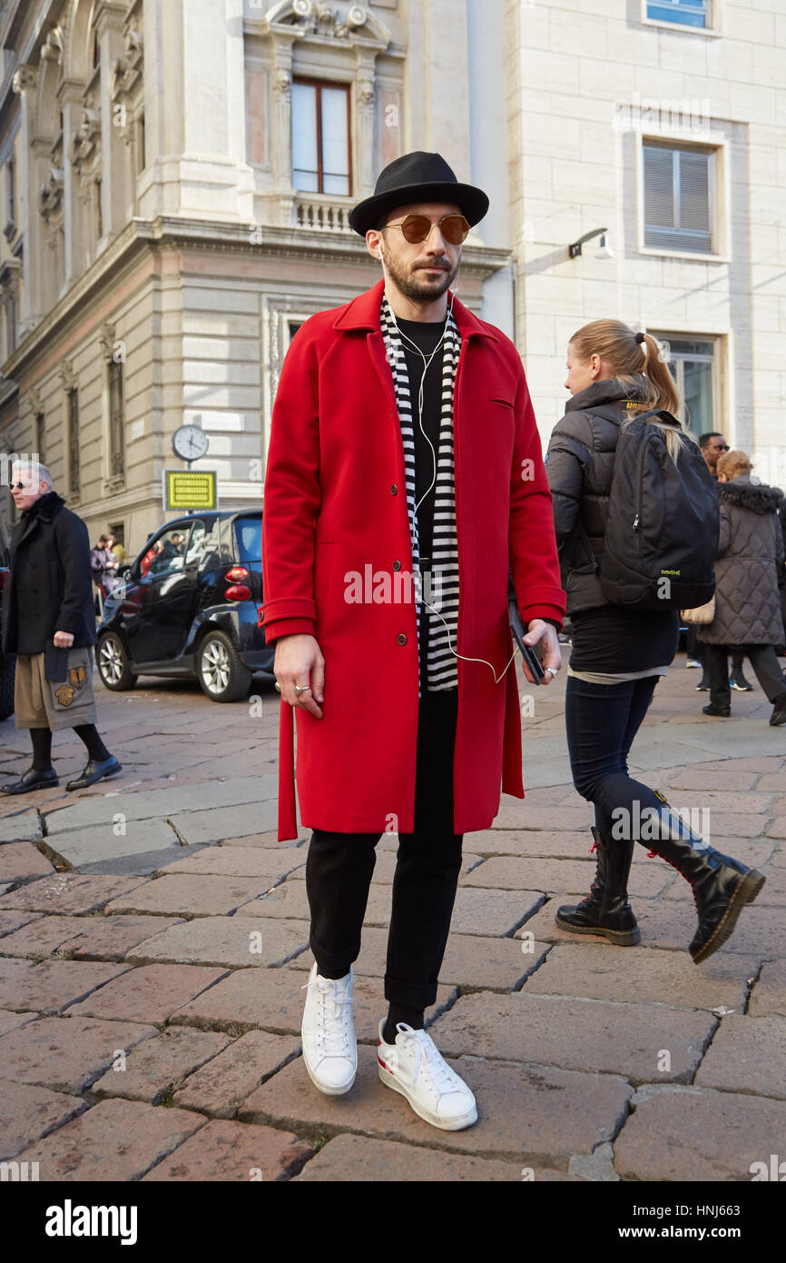 MILAN - janvier 15 : Homme avec manteau rouge et foulard rayé avant le défilé Salvatore Ferragamo, Milan Fashion Week street style le 15 janvier, 2017 i Banque D'Images