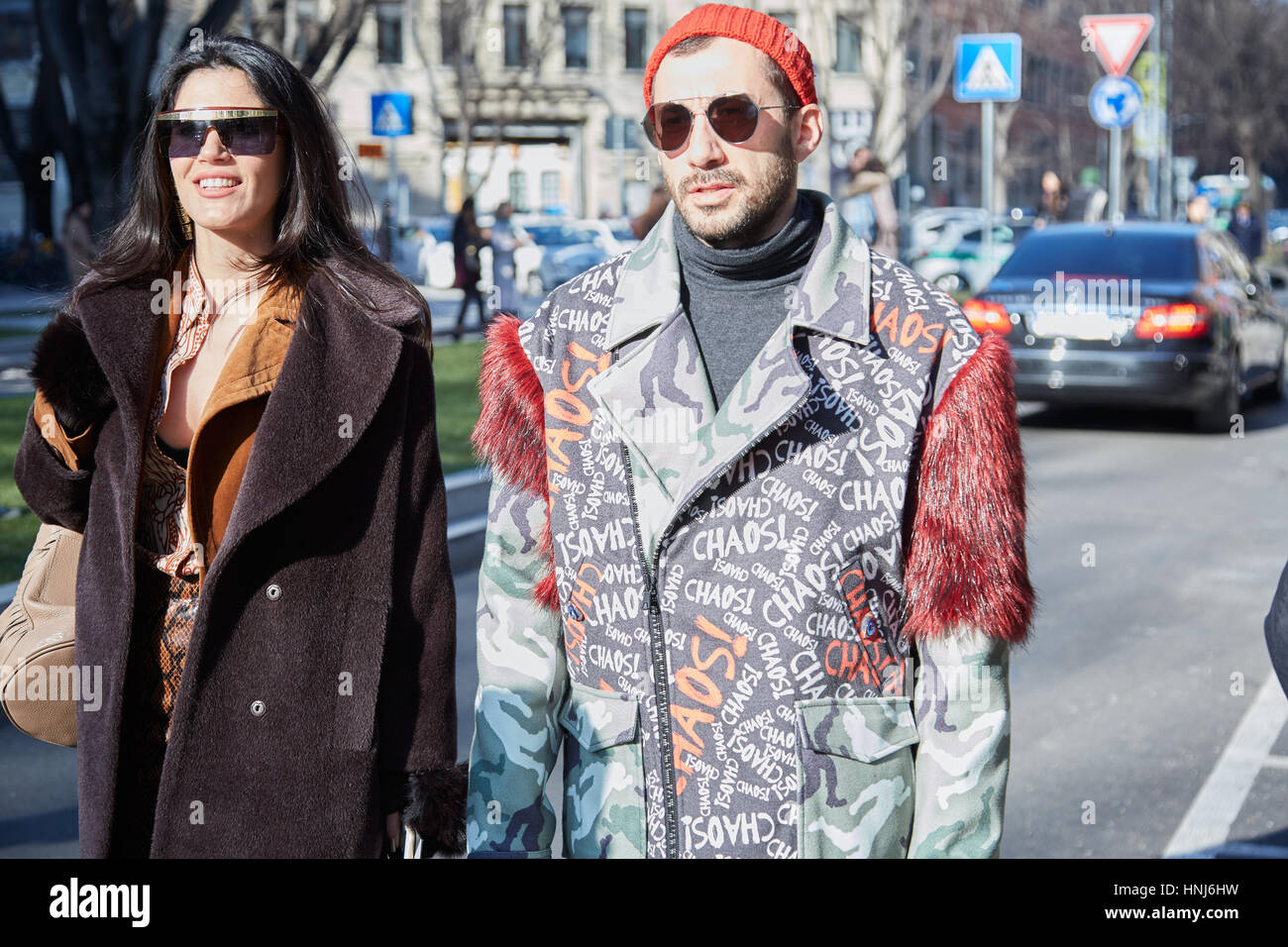 MILAN - janvier 17 : La femme et l'homme marchant à Giorgio Armani fashion show, Milan Fashion Week street style le 17 janvier 2017 à Milan. Banque D'Images