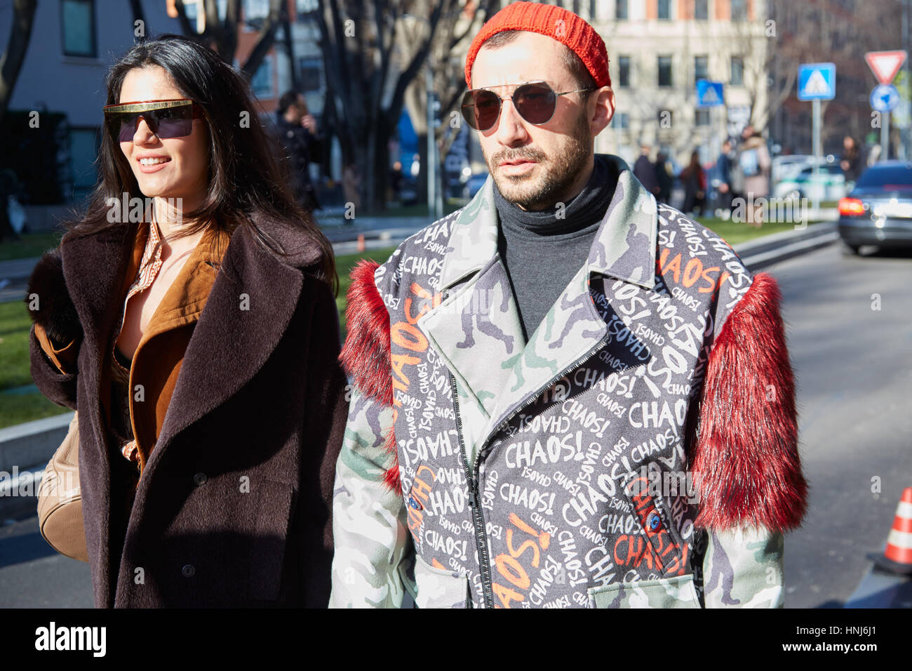 MILAN - janvier 17 : La femme et l'homme marchant à Giorgio Armani fashion show, Milan Fashion Week street style le 17 janvier 2017 à Milan. Banque D'Images