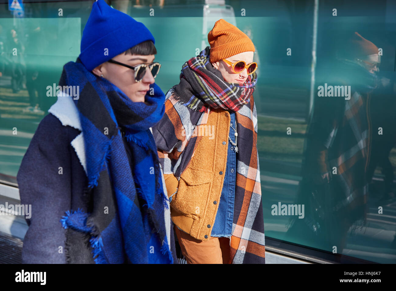 La femme en bleu et orange avant de Giorgio Armani fashion show, Milan Fashion Week street style le 17 janvier 2017 à Milan Banque D'Images