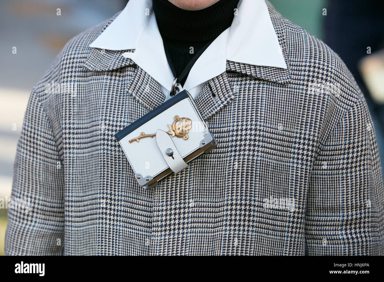 Homme avec petit livre avec collier rose d'or avant d'Emporio Armani fashion show, Milan Fashion Week street style le 14 janvier Banque D'Images