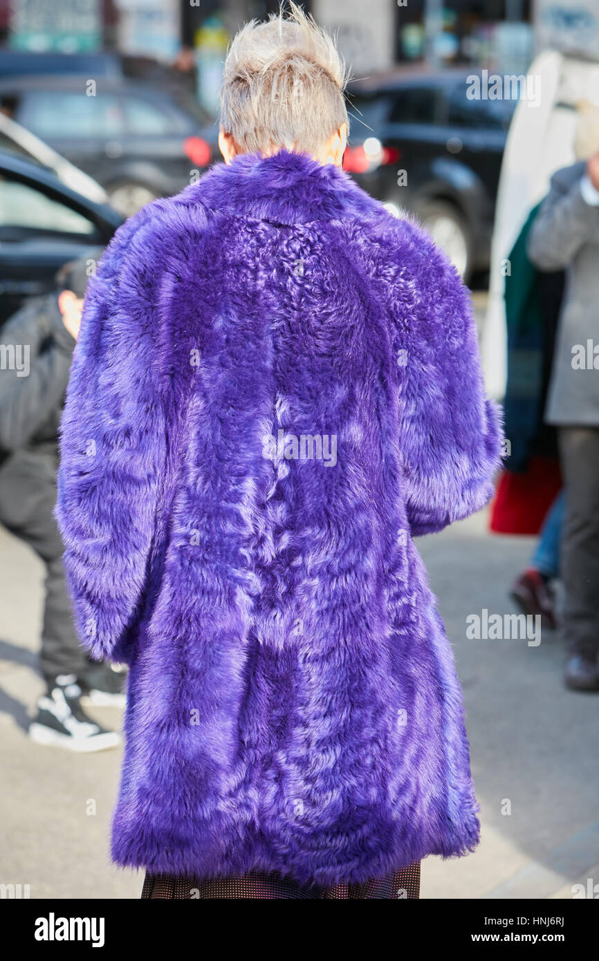 Femme avec manteau de fourrure mauve et des cheveux blonds avant d'Emporio  Armani fashion show, Milan Fashion Week street style le 14 janvier 2017  Photo Stock - Alamy