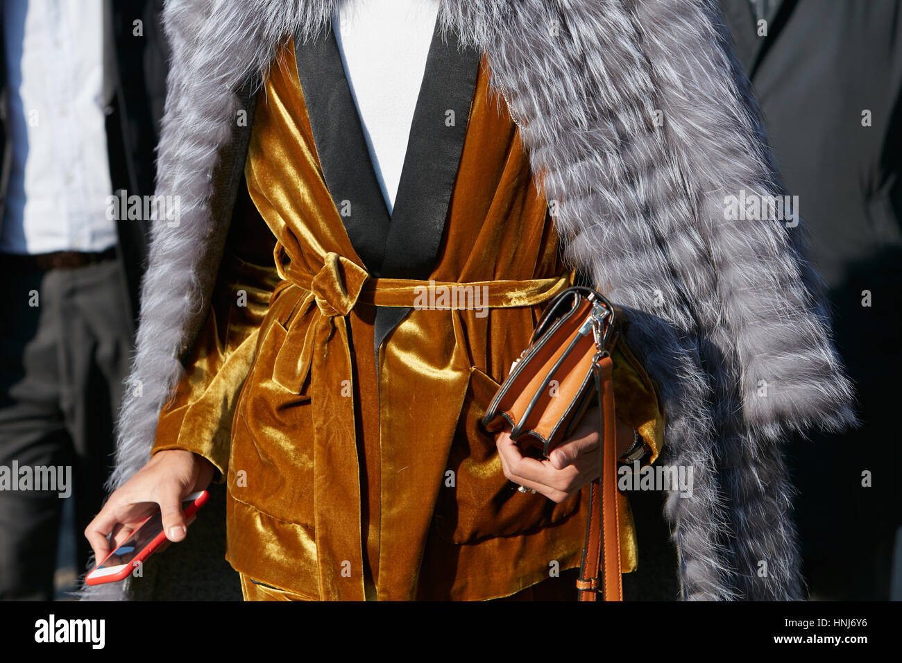 Robe de velours d'or avec l'homme et manteau de fourrure gris avant de Dirk  Bikkembergs fashion show, Milan Fashion Week street style sur Janvier Photo  Stock - Alamy