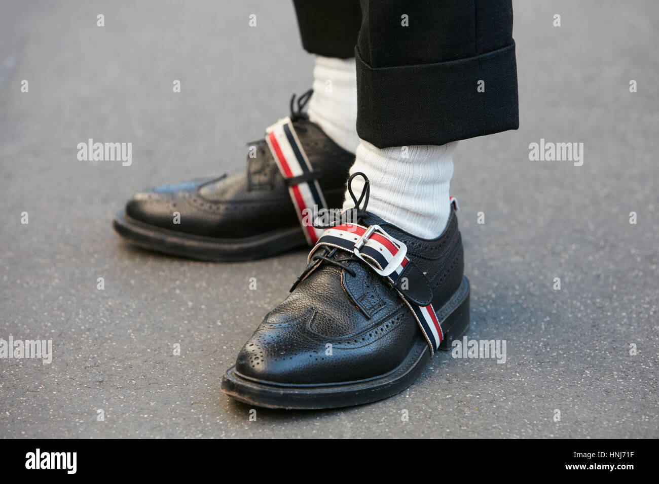 L'homme noir avec des chaussures en cuir anglais avec la ceinture de  sécurité avant de Salvatore Ferragamo fashion show, Milan Fashion Week  street style sur Janvier Photo Stock - Alamy