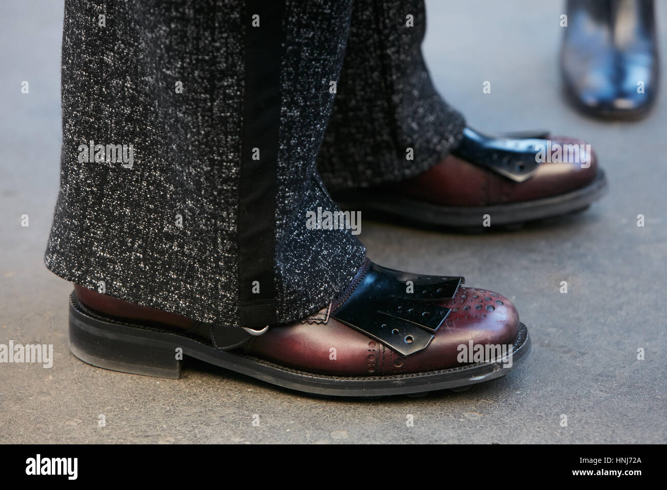 Homme avec des chaussures en cuir noir et gris pantalon avant de Salvatore Ferragamo fashion show, Milan Fashion Week street style sur janvier 2017. Banque D'Images