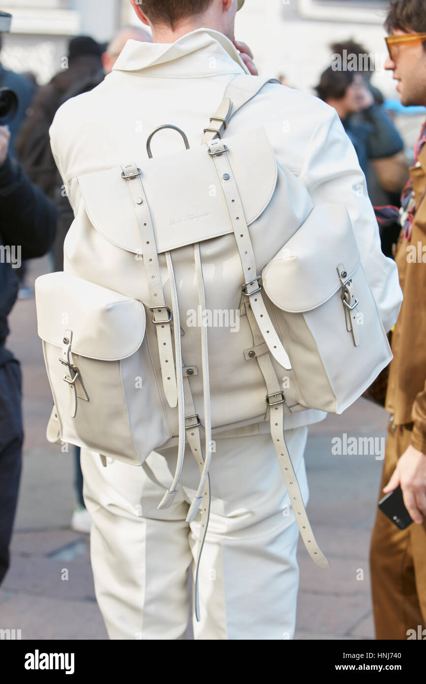Homme avec Salvatore Ferragamo blanc sac à dos avant de Salvatore Ferragamo fashion show, Milan Fashion Week street style sur janvier 2017. Banque D'Images