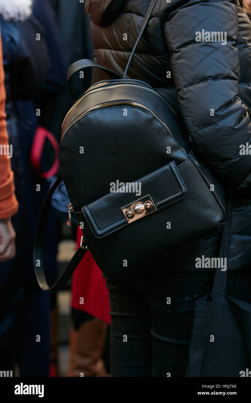Homme avec sac à dos en cuir noir avant de Salvatore Ferragamo fashion show, Milan Fashion Week street style le 15 janvier 2017 à Milan. Banque D'Images