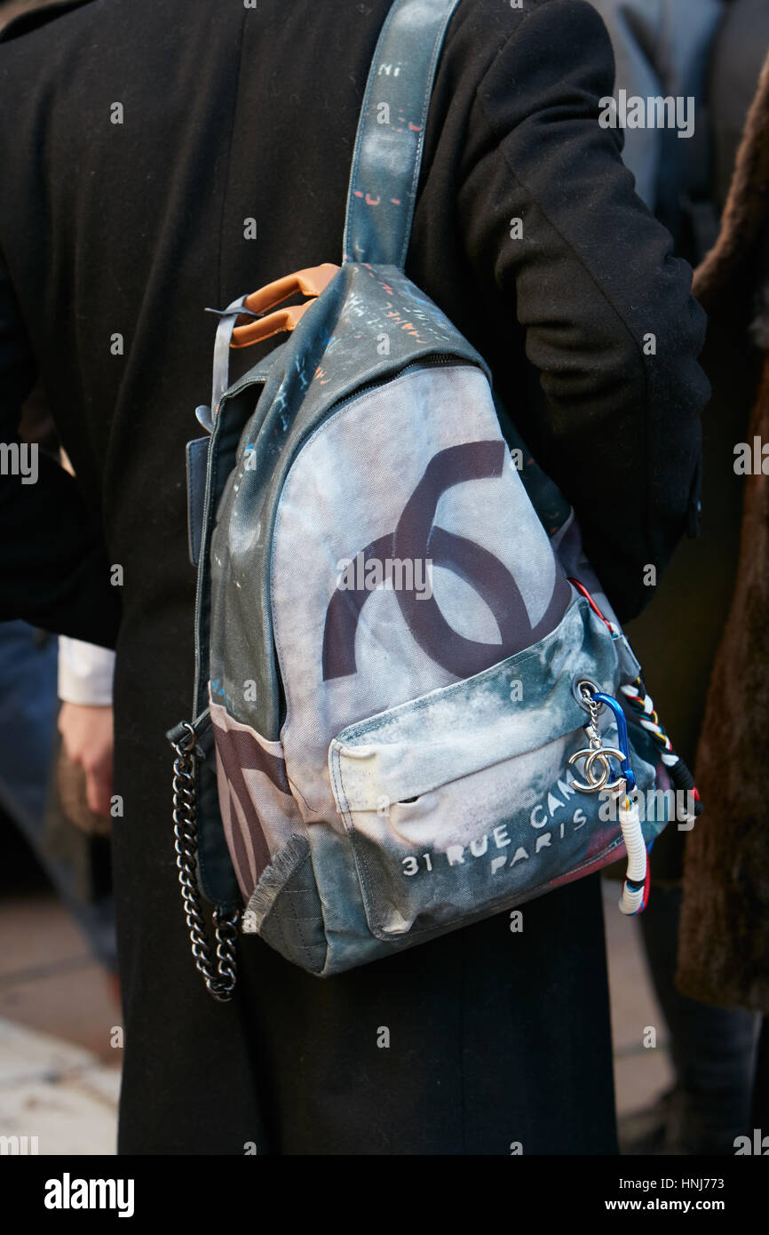 Homme avec sac à dos Chanel avant de Salvatore Ferragamo fashion show, Milan Fashion Week street style le 15 janvier 2017 à Milan. Banque D'Images