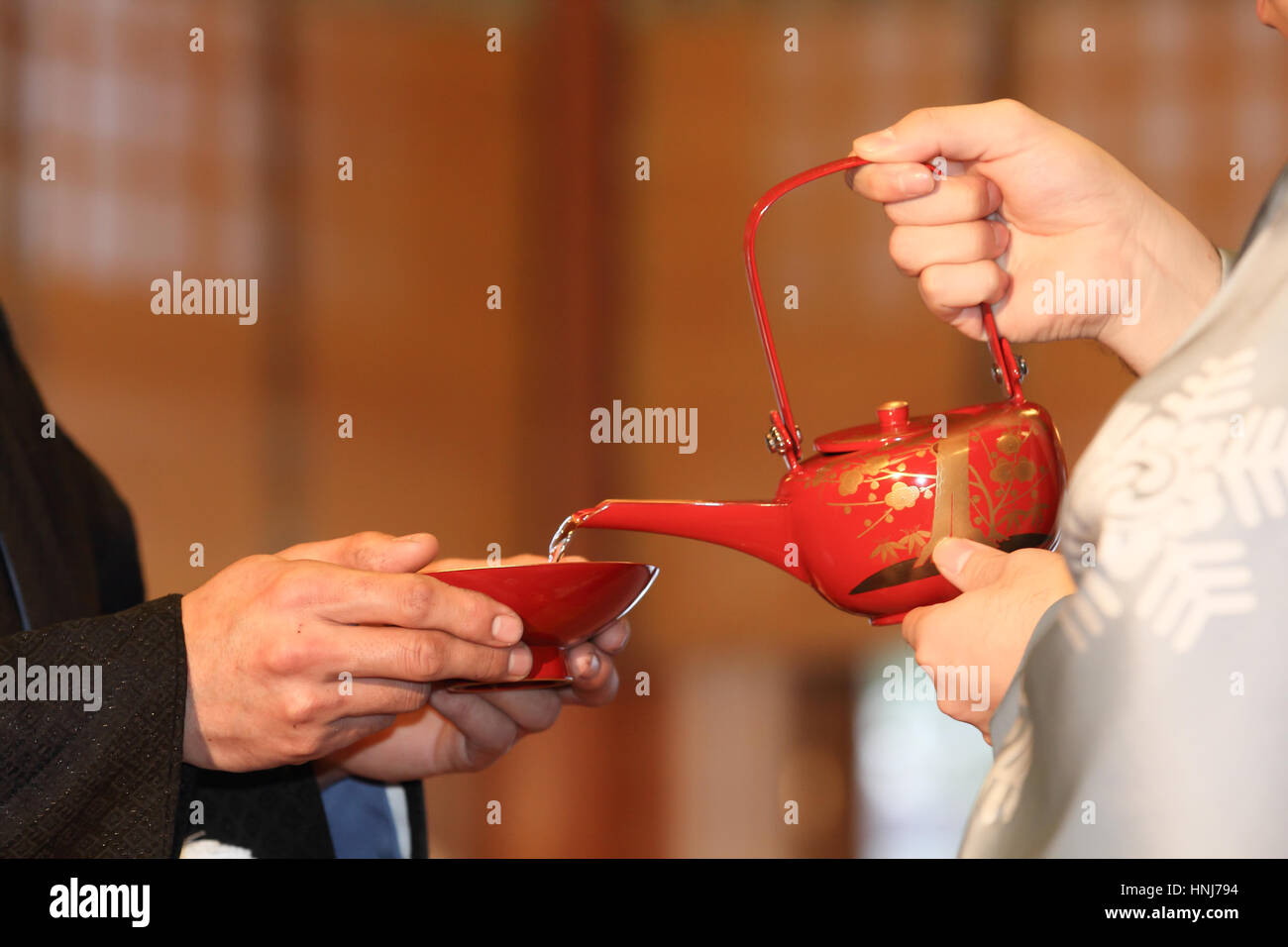 Tasses d'échange de l'amour au mariage Banque D'Images
