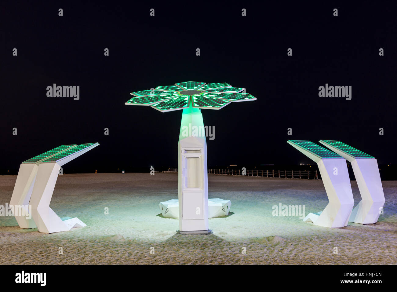 Douche de plage solaire à la plage d'Umm Suqeim à Dubaï, Émirats Arabes Unis Banque D'Images