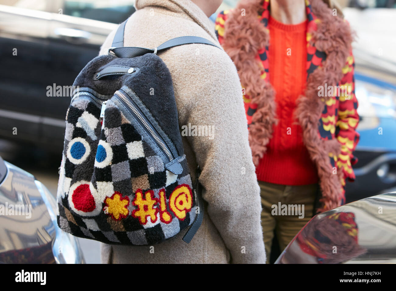 L'homme drôle avec sac à dos fourrure avant N 21 fashion show, Milan Fashion Week street style le 16 janvier 2017 à Milan. Banque D'Images