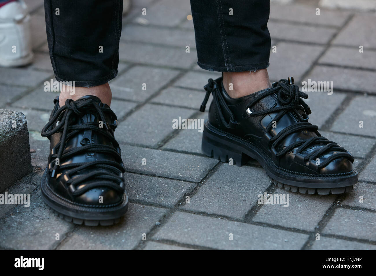 L'homme en cuir noir avec des chaussures à lacets inhabituelle avant fashion show, Etro Milan Fashion Week street style le 16 janvier 2017. Banque D'Images