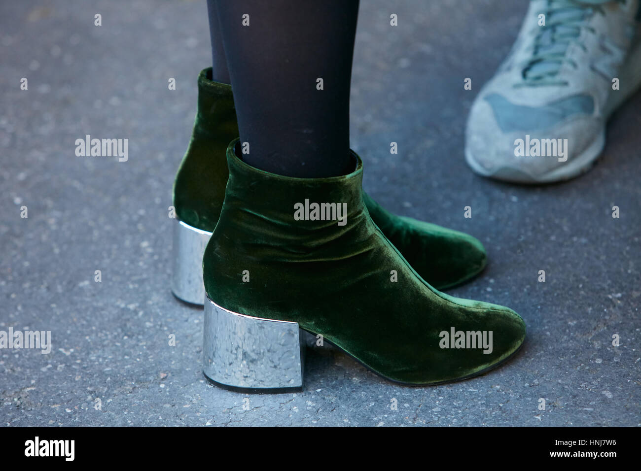 Femme de velours vert bottes avant de MSGM fashion show, Milan Fashion Week street style le 16 janvier 2017 à Milan. Banque D'Images