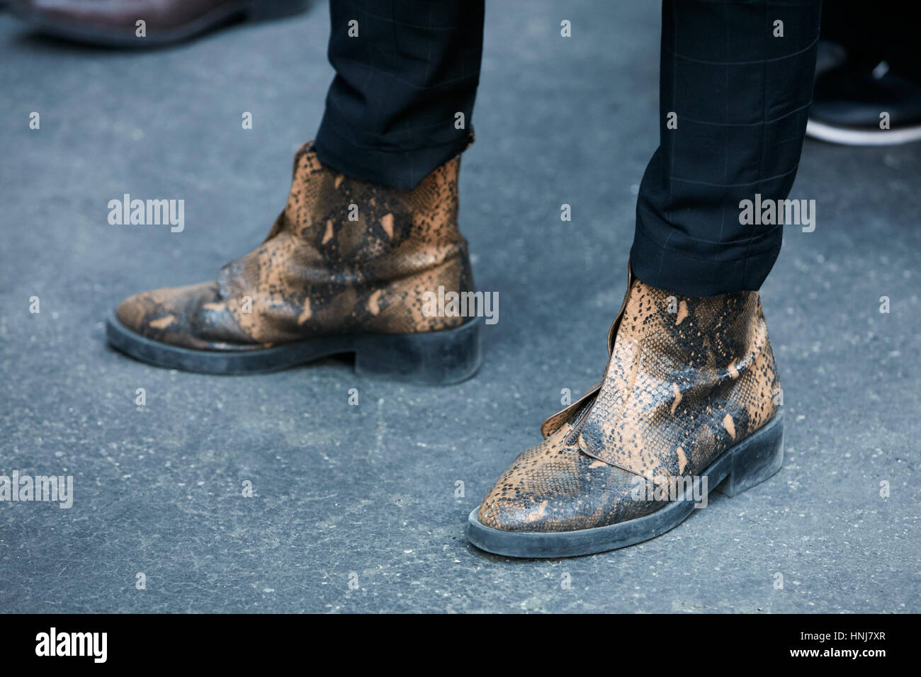 Homme avec des chaussures en cuir serpent brun avant que MSGM fashion show, Milan Fashion Week street style le 16 janvier 2017 à Milan. Banque D'Images
