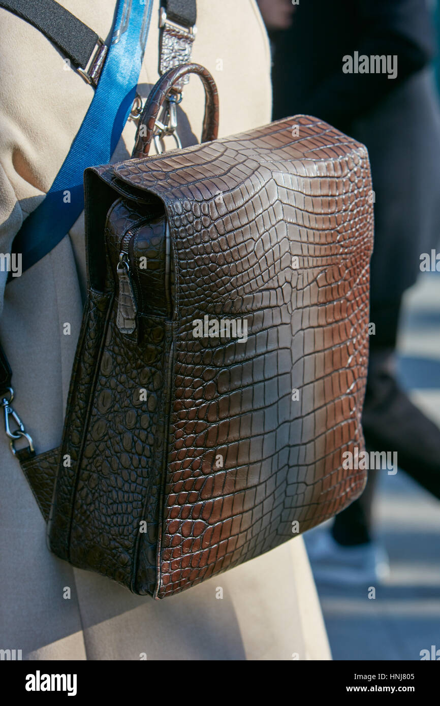 Homme avec sac à dos en cuir de crocodile avant de Giorgio Armani fashion show, Milan Fashion Week street style le 17 janvier 2017 à Milan. Banque D'Images
