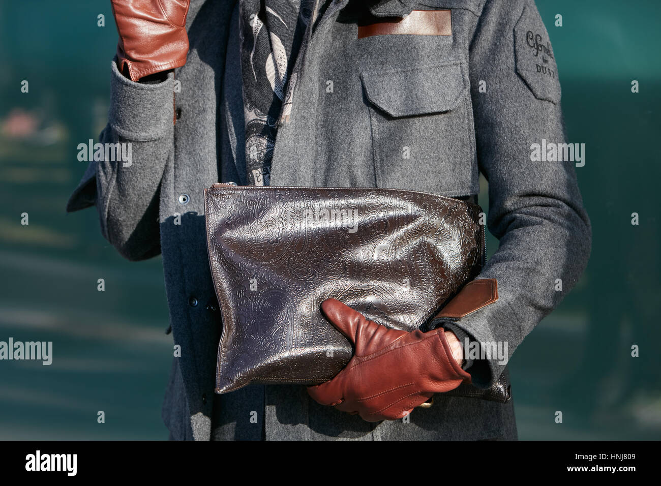 Homme avec veste gris et marron Sac en cuir avant de Giorgio Armani fashion  show, Milan Fashion Week street style le 17 janvier 2017 Photo Stock - Alamy
