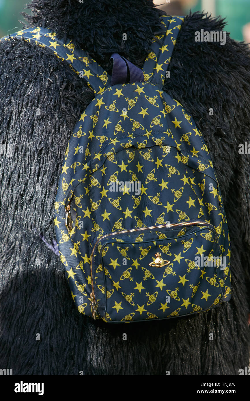 Homme avec manteau de fourrure noire et Vivienne Westwood sac à dos avant de Giorgio Armani fashion show, Milan Fashion Week street style sur Janvier 2017 Banque D'Images