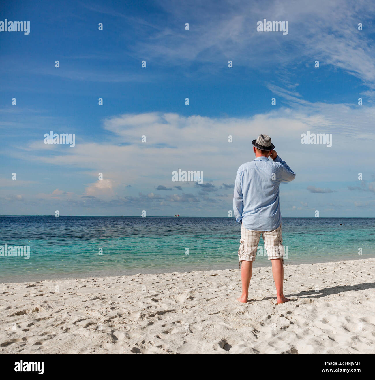Vacances à la plage. L'homme et plage tropicale dans les Maldives. Banque D'Images