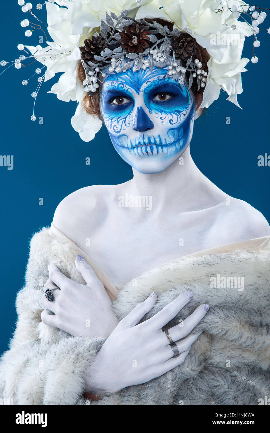 Santa Muerte femme à fond bleu Banque D'Images