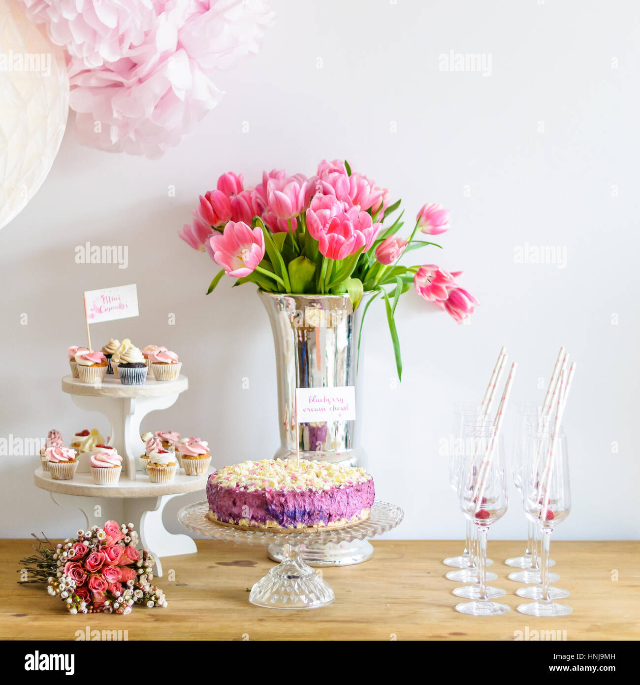 Joyeux Anniversaire Carte De Souhaits Avec Raccord Couleur Bouquet De Fleurs Et Petits Gateaux Photo Stock Alamy Joyeux Anniversaire Carte De Souhaits Avec Raccord Couleur Bouquet De Fleurs Et Petits Gateaux Photo Stock Alamy