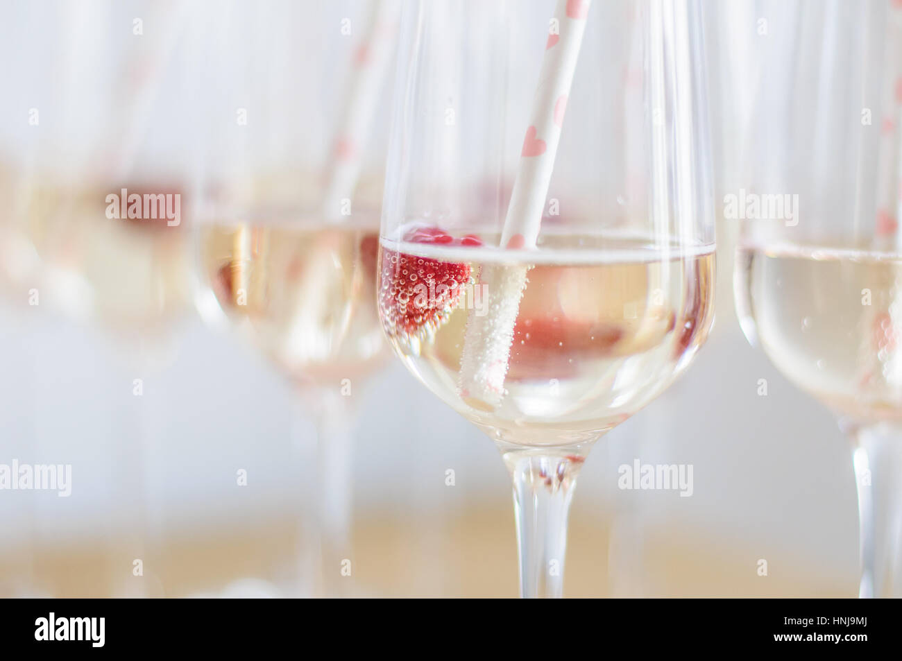 Réception au champagne avec rawsberries et pailles Banque D'Images