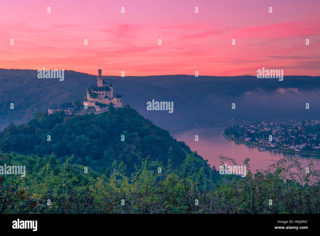 Aube , Castleat Marksburg Rhin, Allemagne , région de la Rhénanie. Château du 13ème siècle de la vallée du Haut-Rhin moyen Site du patrimoine mondial de l'UNESCO Banque D'Images