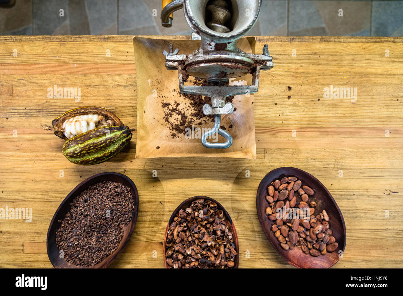 Les fèves de cacao avec moulin manuel à plusieurs stades de la production, la Guadeloupe Banque D'Images