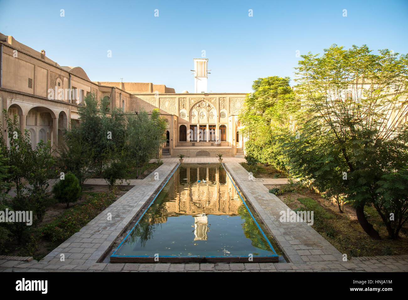 KASHAN, IRAN - le 25 août 2016 : l'ancienne Perse historiques traditionnels Borujerdi aristocratique chambre - Vue Jardin Banque D'Images