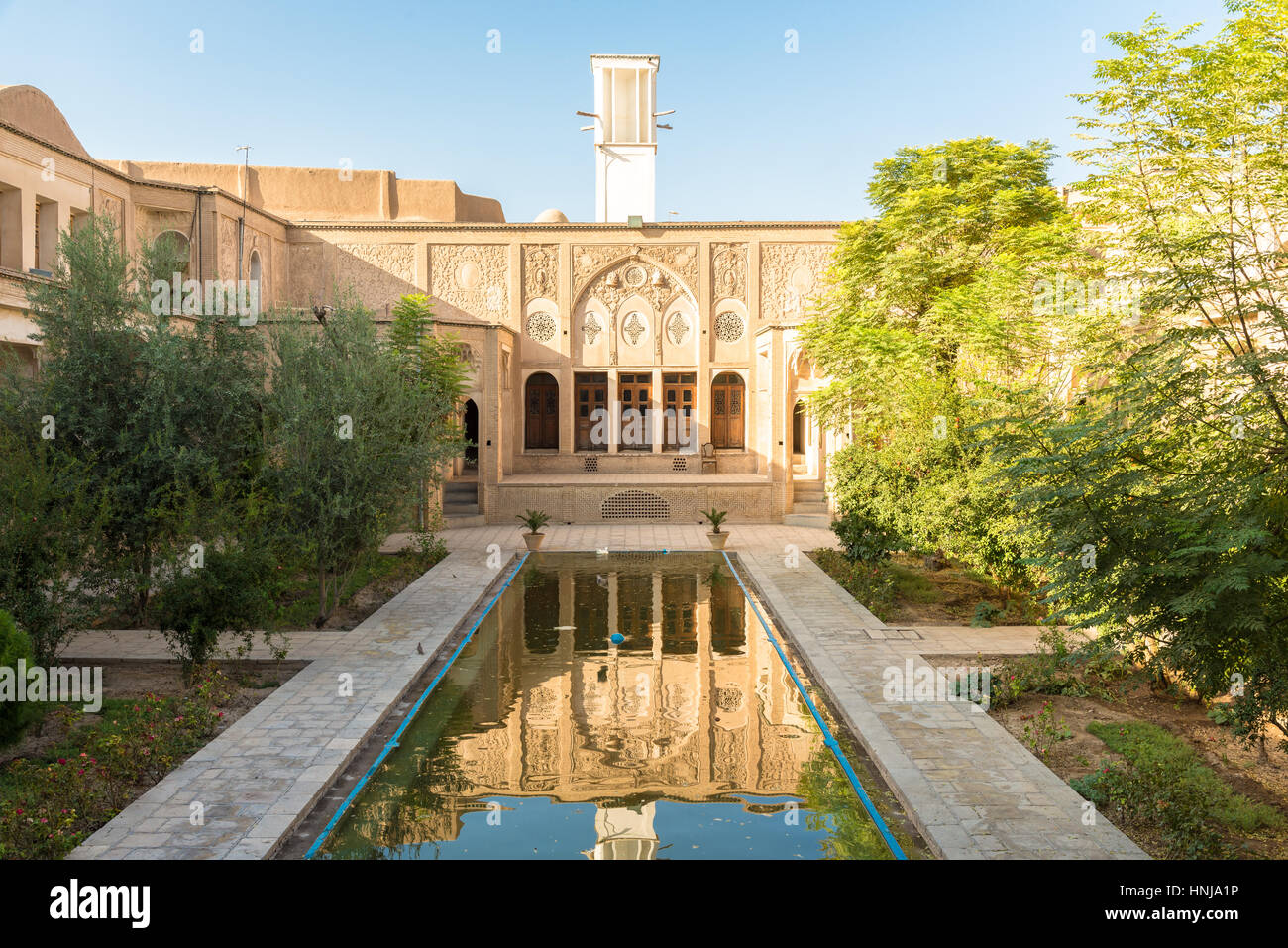 KASHAN, IRAN - le 25 août 2016 : l'ancienne Perse historiques traditionnels Borujerdi aristocratique chambre - Vue Jardin Banque D'Images