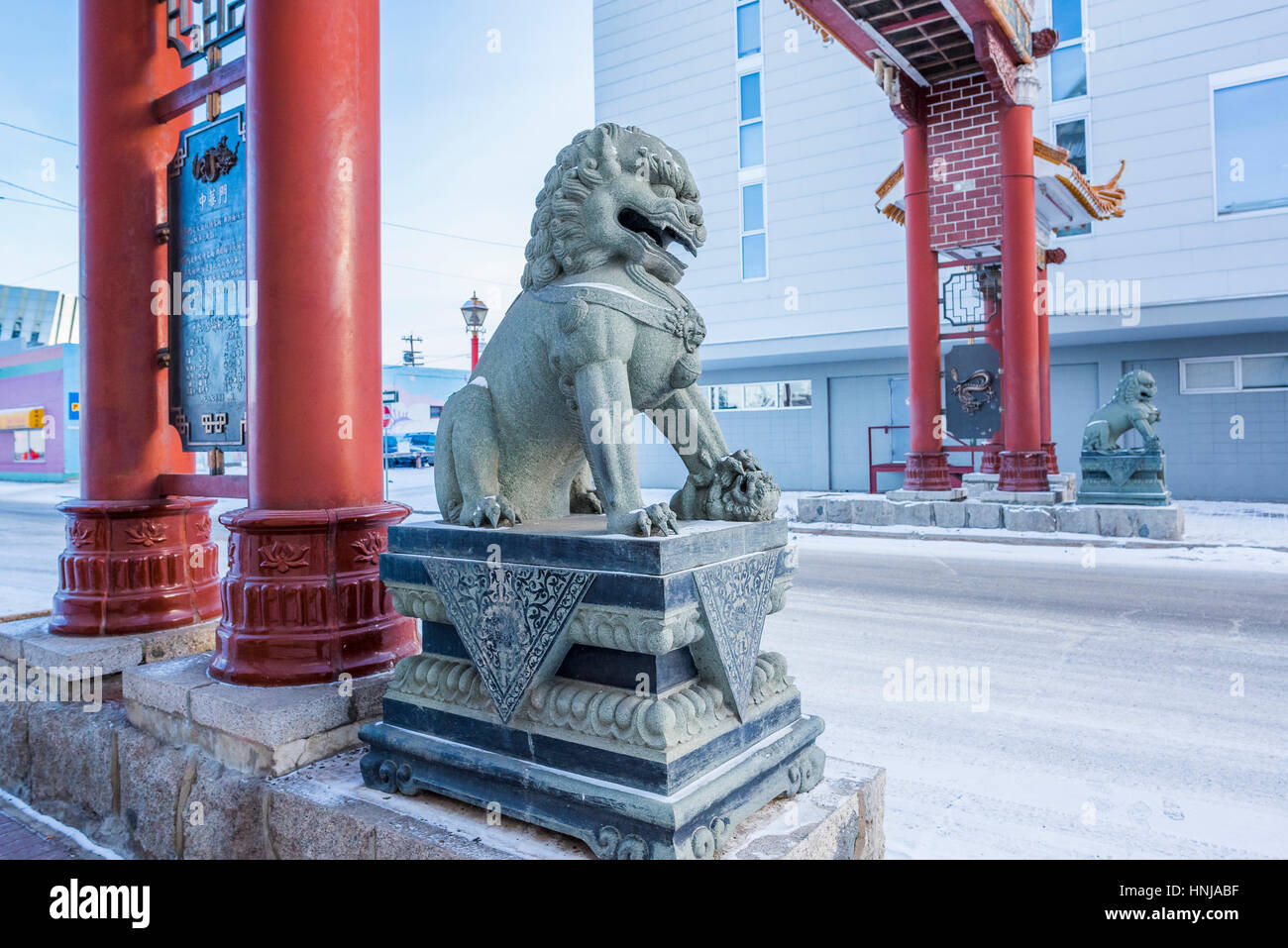 Lion en pierre à Chinatown Gate, Edmonton, Alberta, Canada Banque D'Images