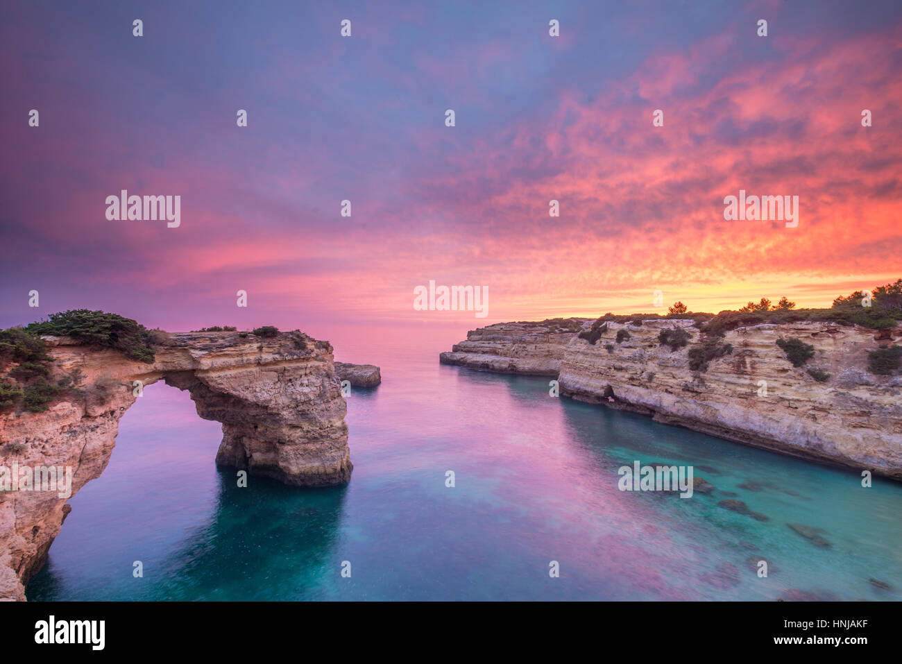 Passage de la mer au lever du soleil sur la Côte d'Algrave, le Portugal, l'océan Atlantique près de Lagoa Banque D'Images