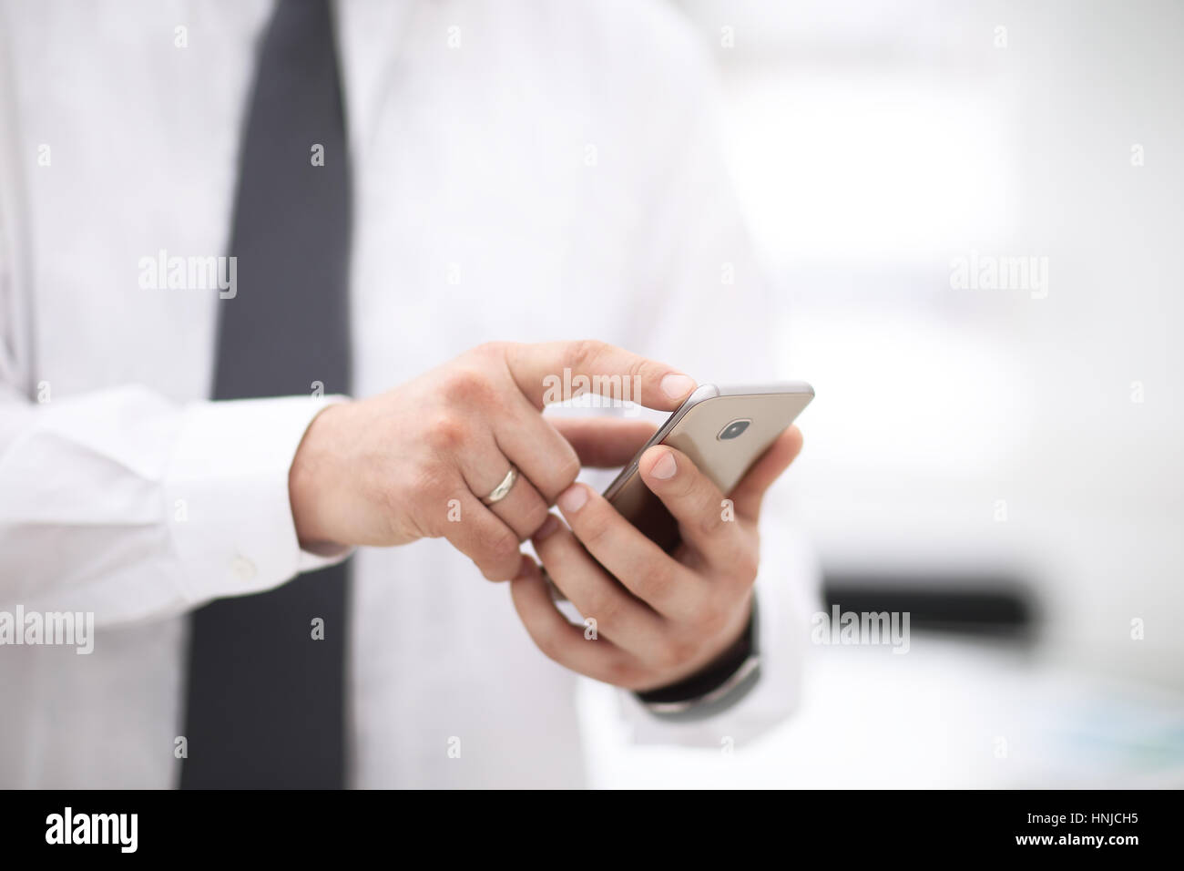 Maquette d'un dispositif de fixation et l'homme de toucher de l'écran Téléphone Banque D'Images