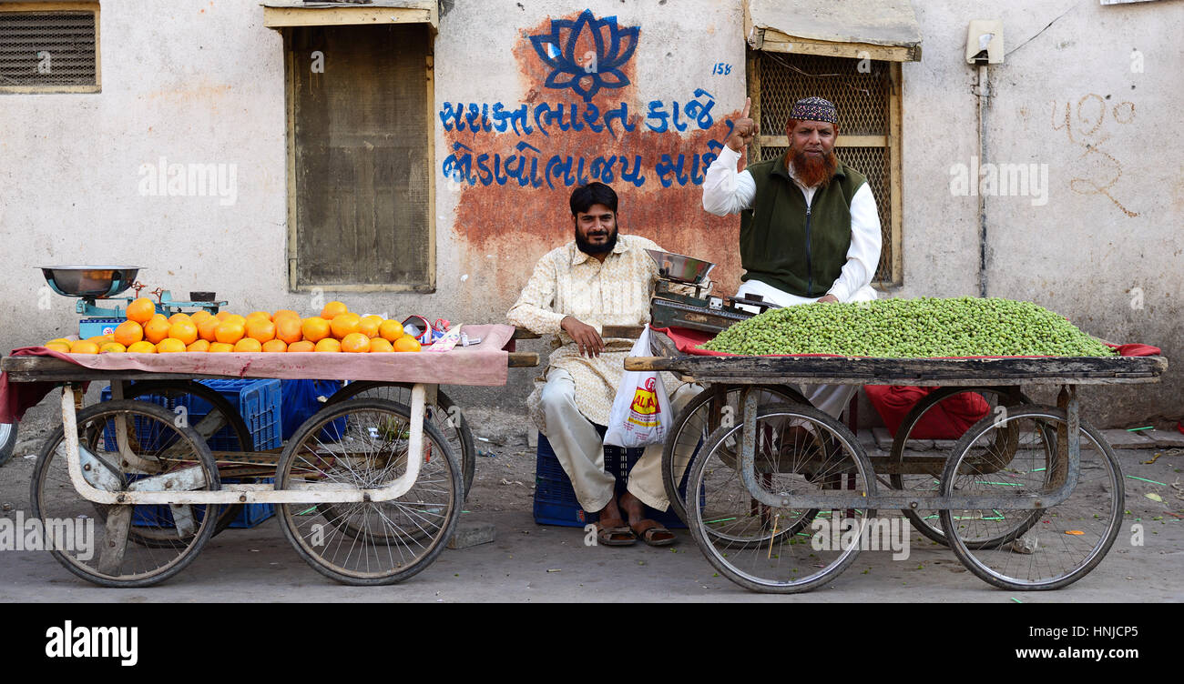 JUNAGADH, Gujarat, Inde - Le 18 janvier : Les Musulmans de fruits vente de chariots dans la rue dans la ville de Junagadh dans l'état du Gujarat en Inde, Junagadh dans Banque D'Images