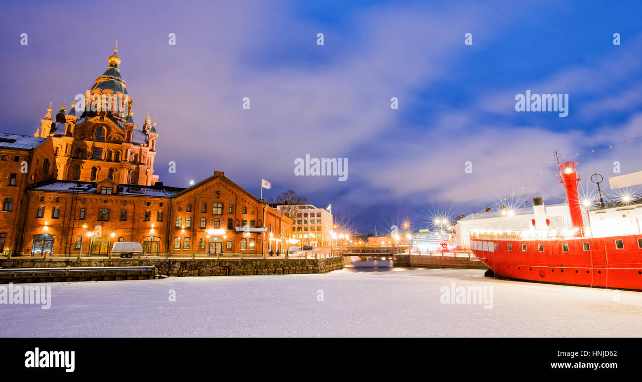 Vue d'hiver pittoresque Vieux Port dans le quartier de Katajanokka, à la Cathédrale Orthodoxe Uspenski à Helsinki, Finlande Banque D'Images