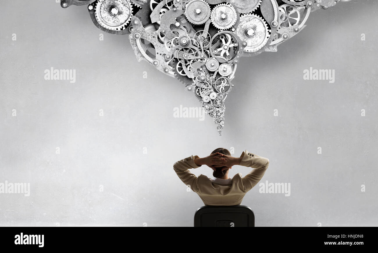 Businesswoman having reste dans un fauteuil avec ses bras sur la tête Banque D'Images