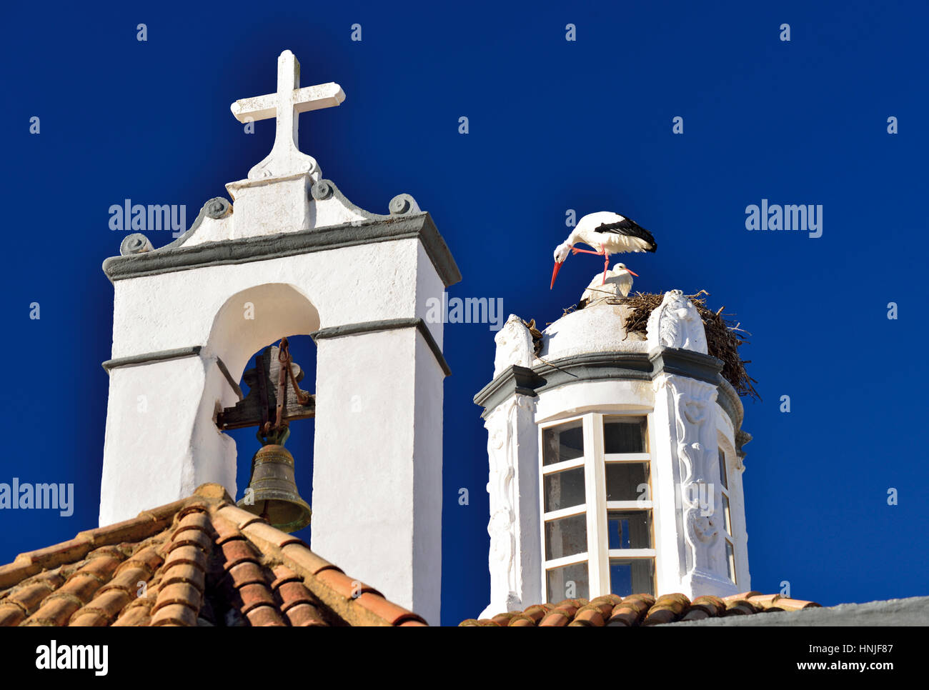Le Portugal, Faro : Top d'une chapelle avec dans son nid de cigognes Banque D'Images