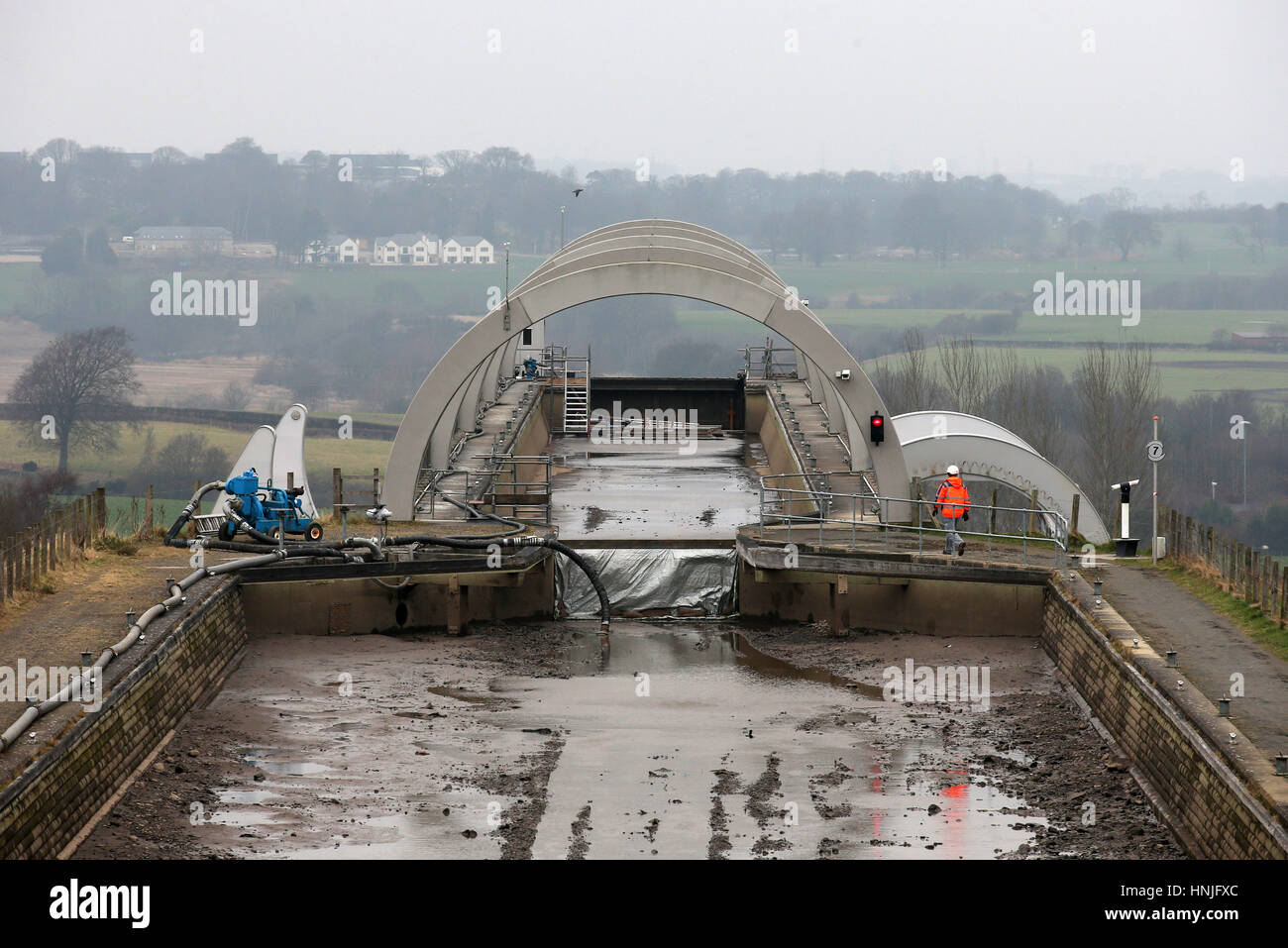 Les canaux écossais Steven Berry, chef de la prestation opérationnelle des vues l'aqueduc de la roue de Falkirk comme la seconde phase de l'entretien hivernal sur le seul ascenseur à bateaux rotatif est en cours, avec les canaux écossais&Otilde ; ingénieurs l'assèchement de la structure afin de remplacer les roulements de la porte, avec l'attraction réouverture d'excursions en bateau, le 8 mars. Banque D'Images