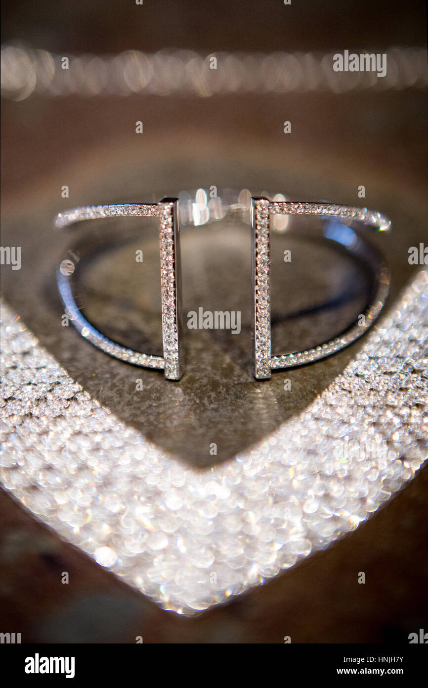 Collier de diamants et bracelet tourné sur un arrière-plan en granit Banque D'Images