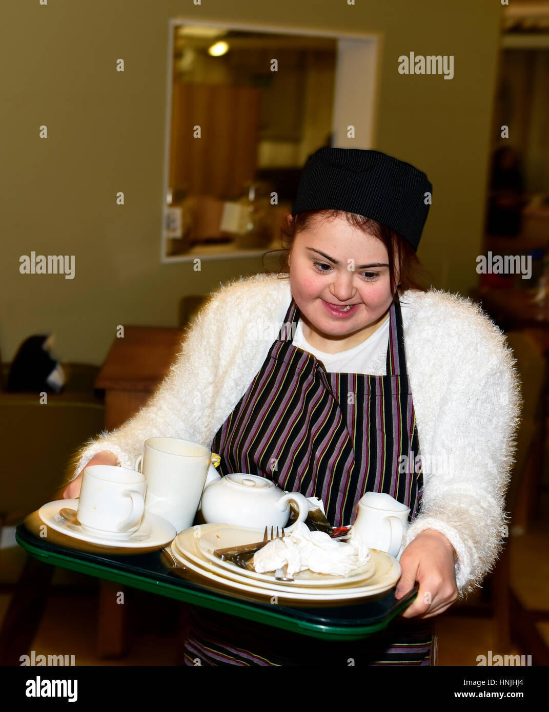 18 ans d'expérience de travail de l'élève doit entreprendre dans le café d'un centre de jardin, près de Farnham, Surrey, Royaume-Uni. Banque D'Images