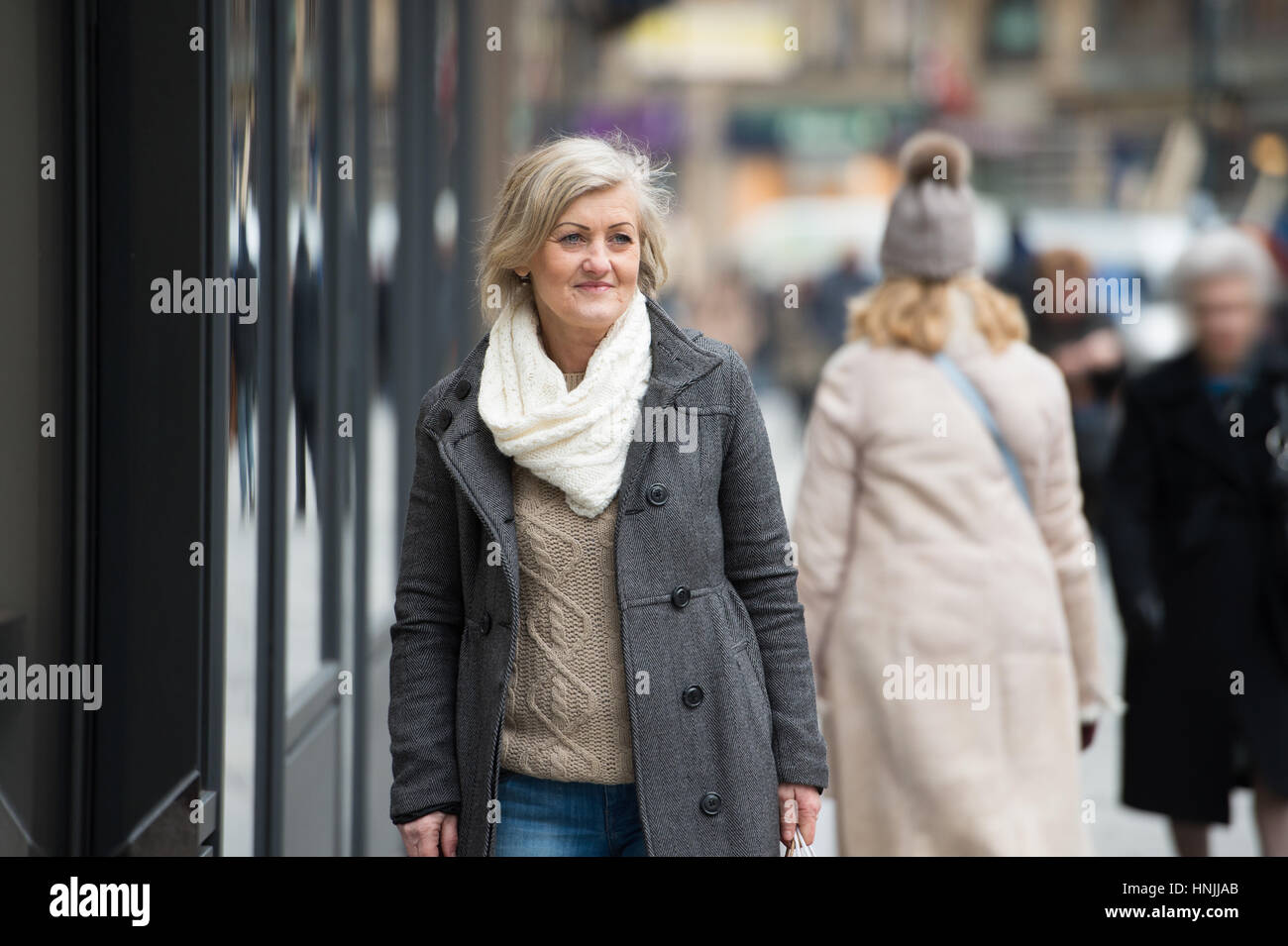 Belle femme senior en promenade dans la ville. L'hiver Banque D'Images