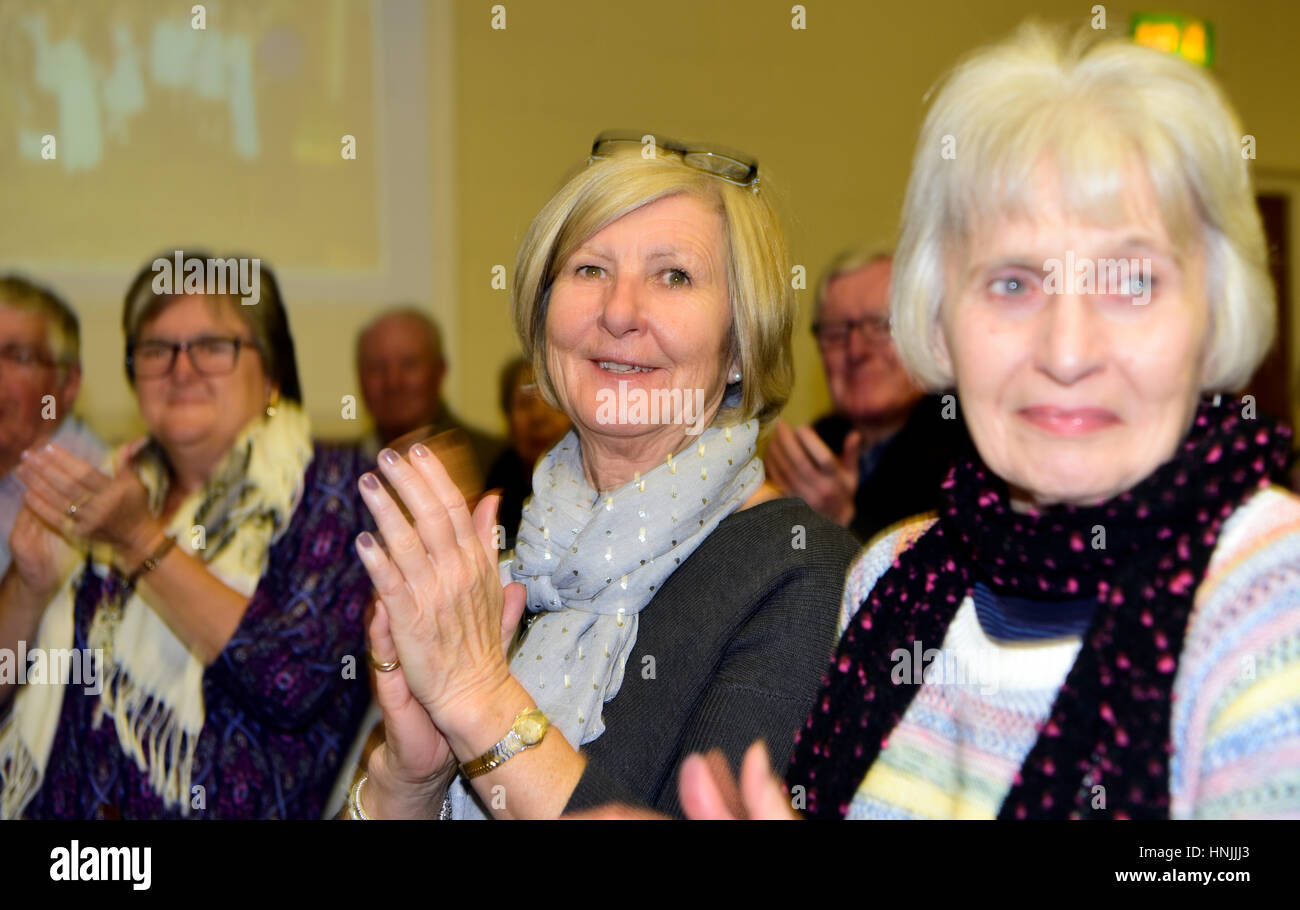 Les grands-parents en audience bénéficiant performance musicale de leurs enfants à l'école junior, Hindhead, Surrey, UK. Banque D'Images