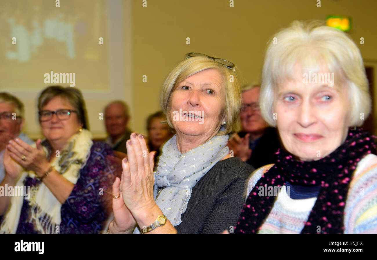 Les grands-parents en audience bénéficiant performance musicale de leurs enfants à l'école junior, Hindhead, Surrey, UK. Banque D'Images