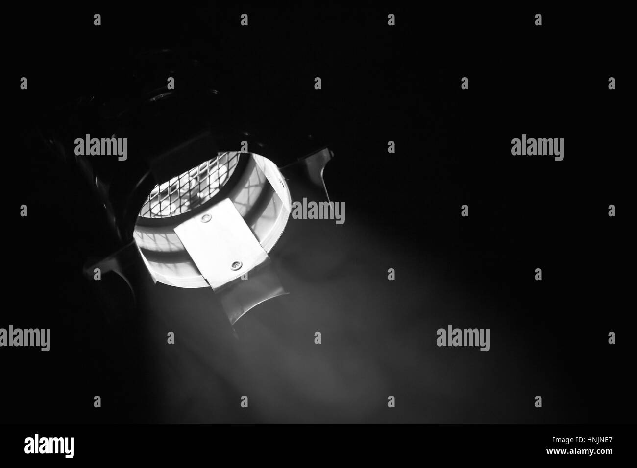 Spot classique en métal sur fond noir, l'étape de l'équipement d'éclairage Banque D'Images