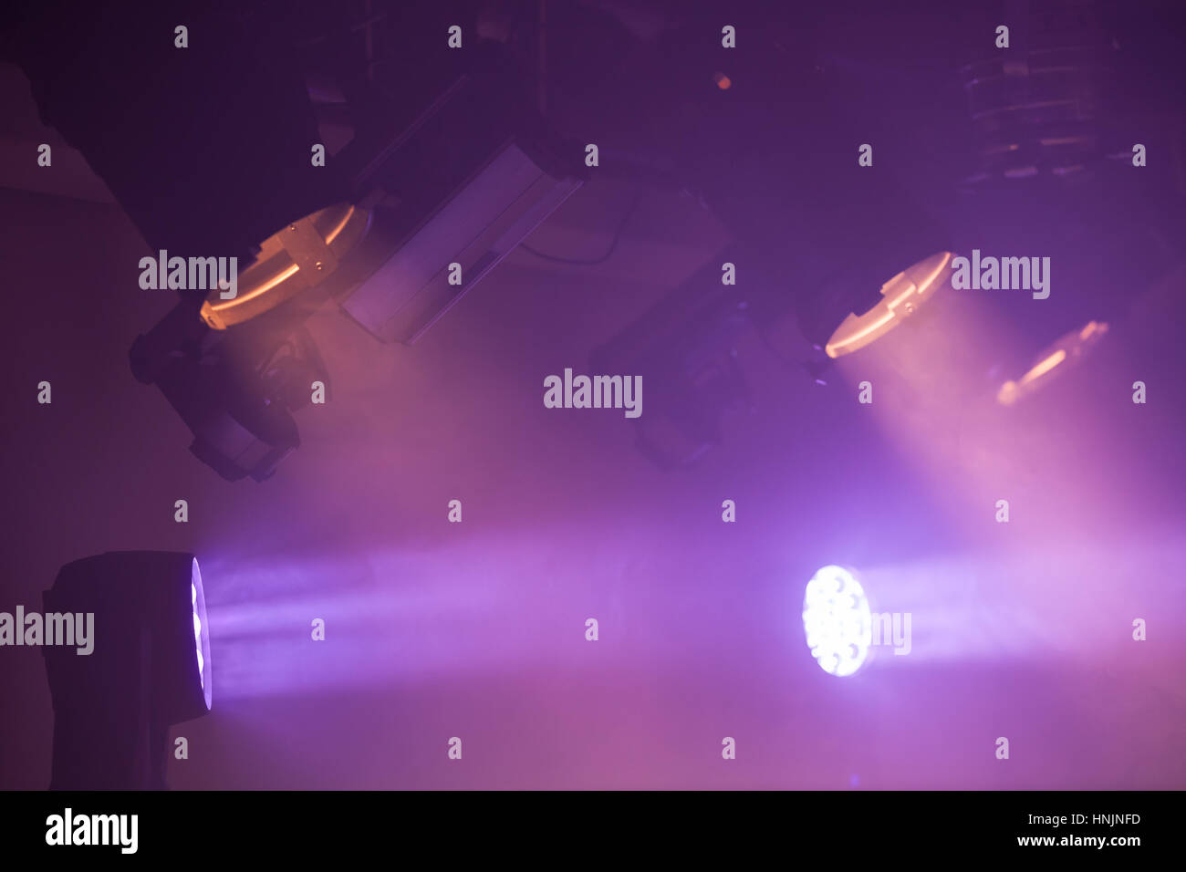 Projecteurs colorés avec des poutres apparentes dans la fumée, éclairage stade de fond photo Banque D'Images