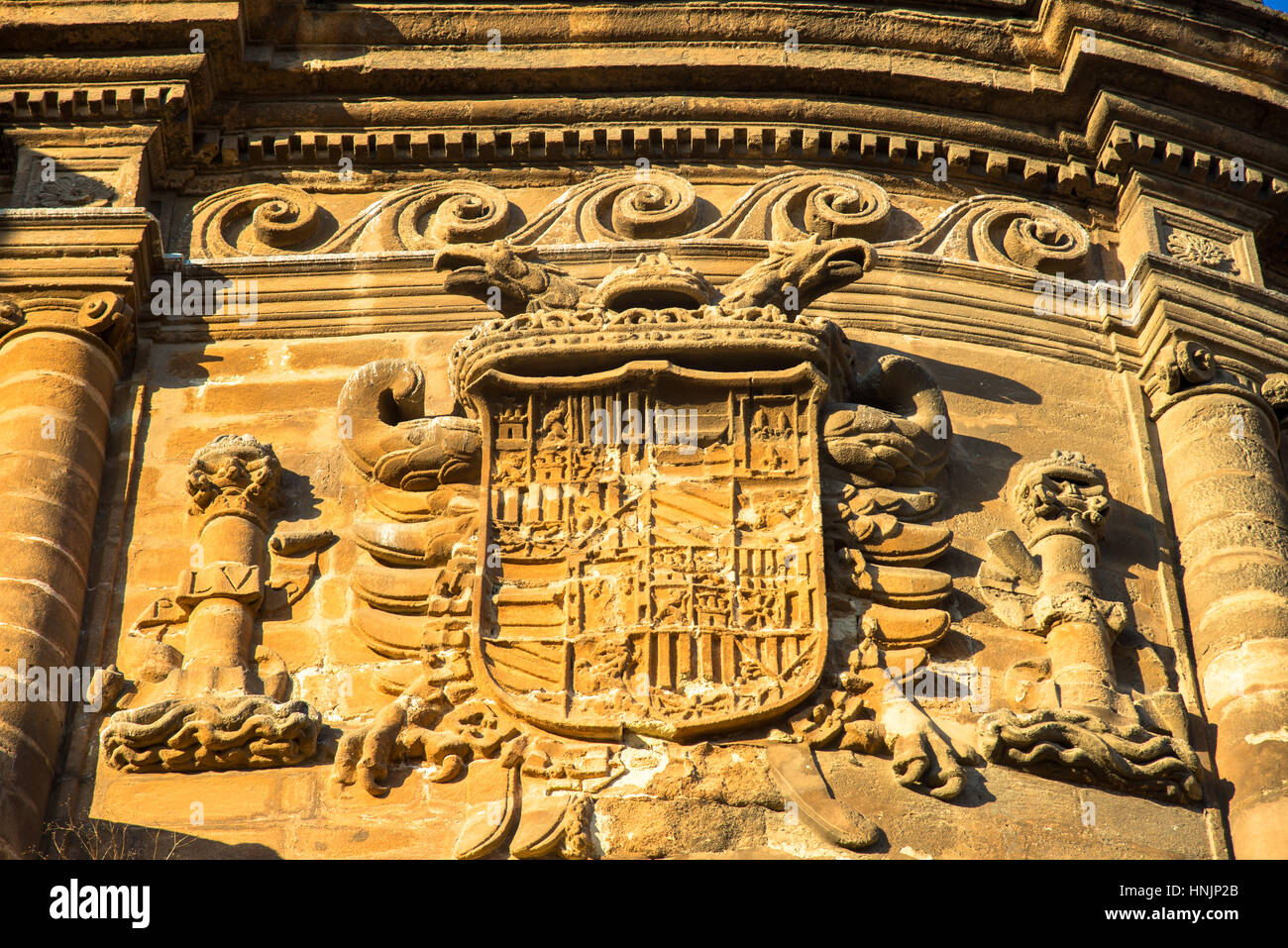 Détail avec la famille arme sur la cathédrale de la Giralda à Séville Espagne Banque D'Images