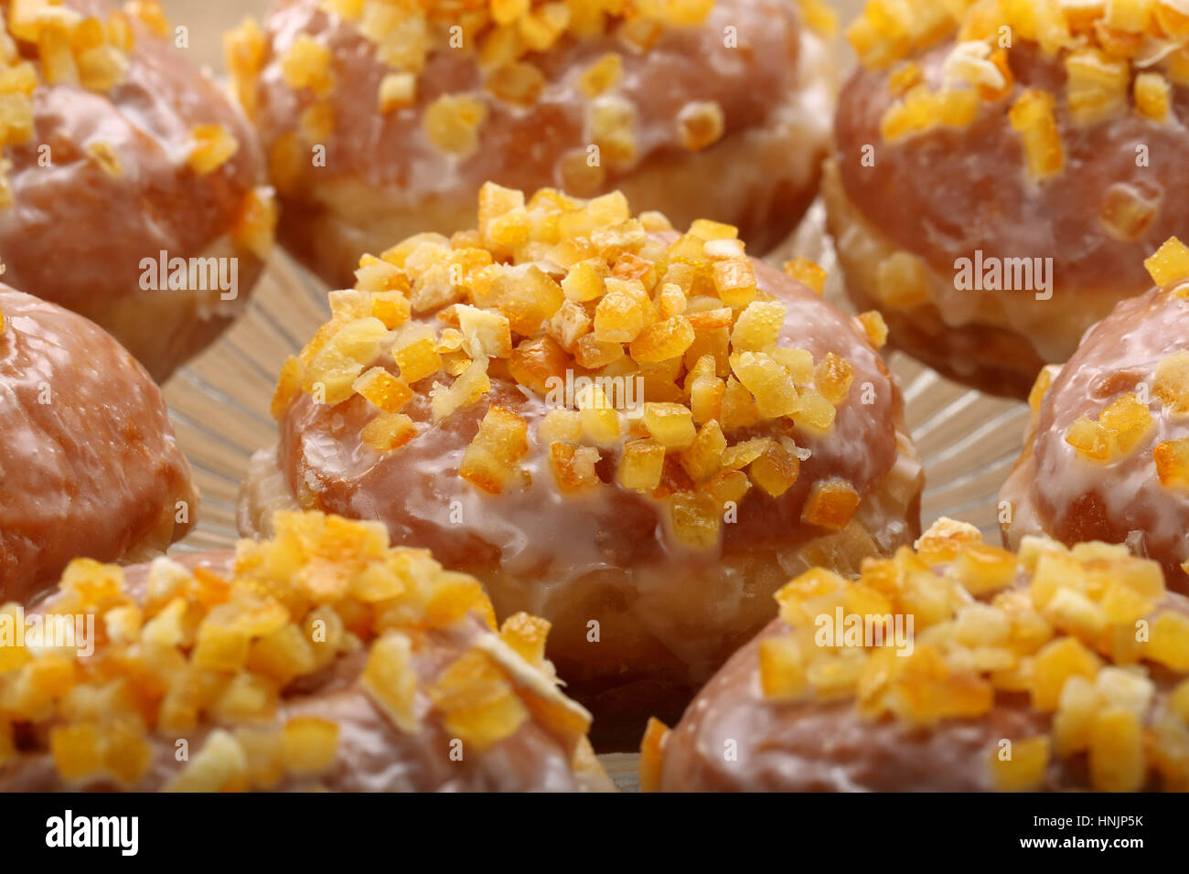 Beignets traditionnels polonais avec de la confiture et orange Banque D'Images