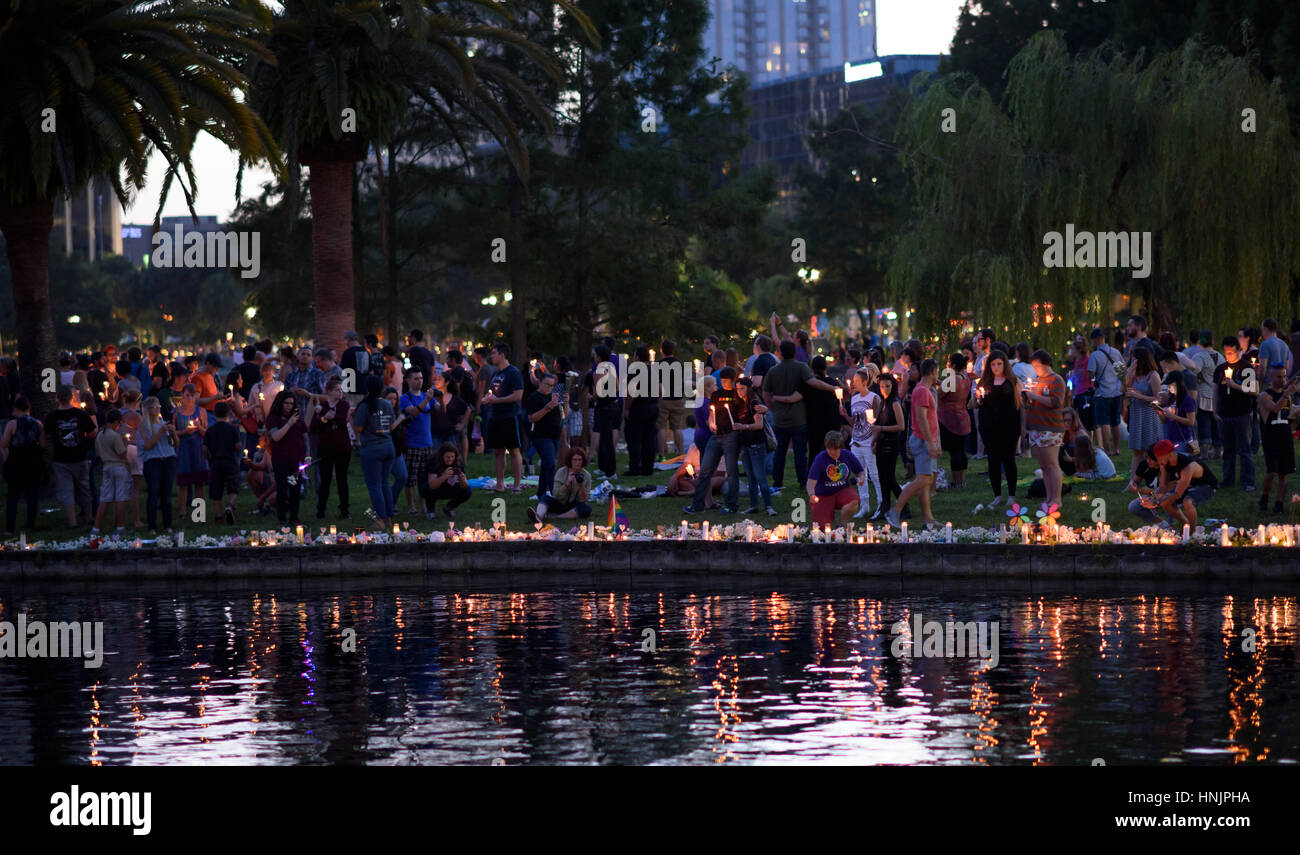 Une veillée aux chandelles à l'honneur des victimes de la prise de vue de nuit d'impulsions au lac Eola Park à Orlando, Floride, le 19 juin 2016. Banque D'Images