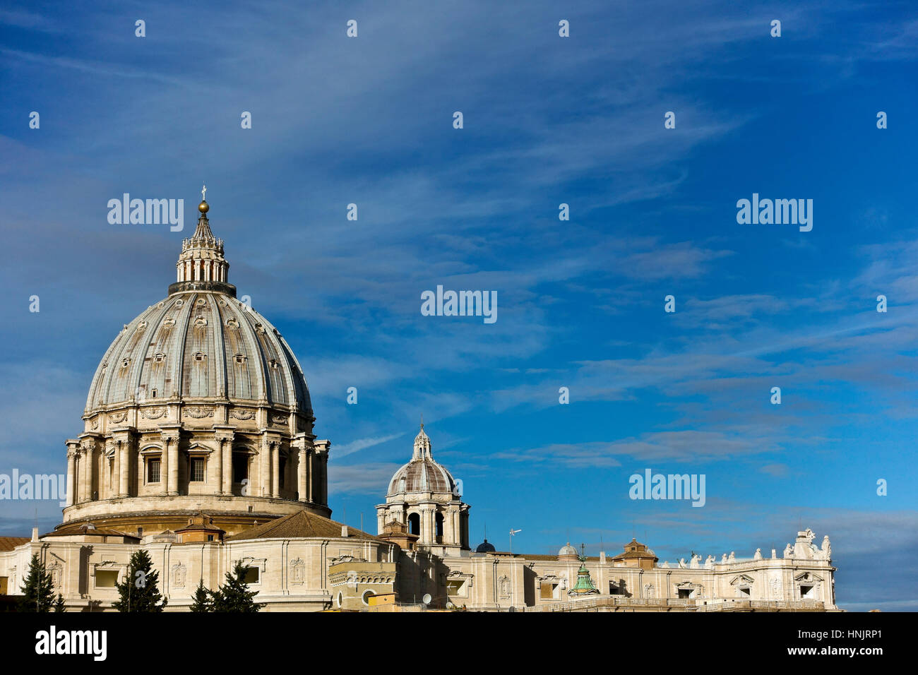 Dôme de la cathédrale Saint-Pierre vu de l'arrière. Coupole basilique San Pietro. Rome, Italie, Europe, UE. Patrimoine mondial de l'UNESCO. Copier l'espace Banque D'Images