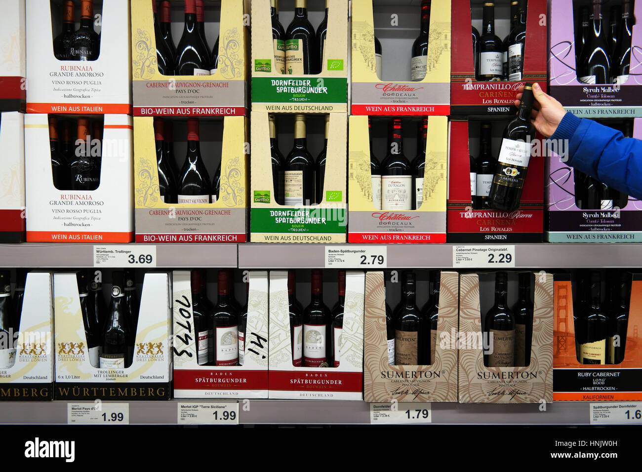 NORDHORN, ALLEMAGNE - Décembre 2016 : Vin de supermarché Aldi, Aldi est une remise globale chaîne de supermarchés. Banque D'Images