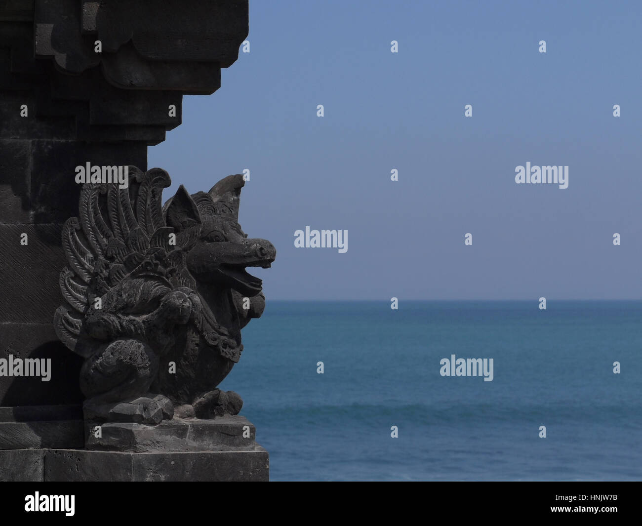 Pierre volcanique noire bat sculpté sculpture au temple à Bali, Indonésie Banque D'Images